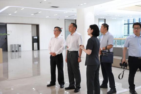 左右滑动查看座谈会上,渝中法院党组书记,院长熊德全向郭宝安院长一行