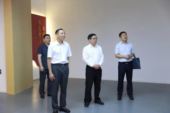 左右滑动查看座谈会上,渝中法院党组书记,院长熊德全向郭宝安院长一行