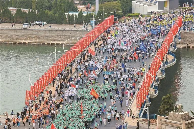 第二十一届大连国际徒步大会昨日举行