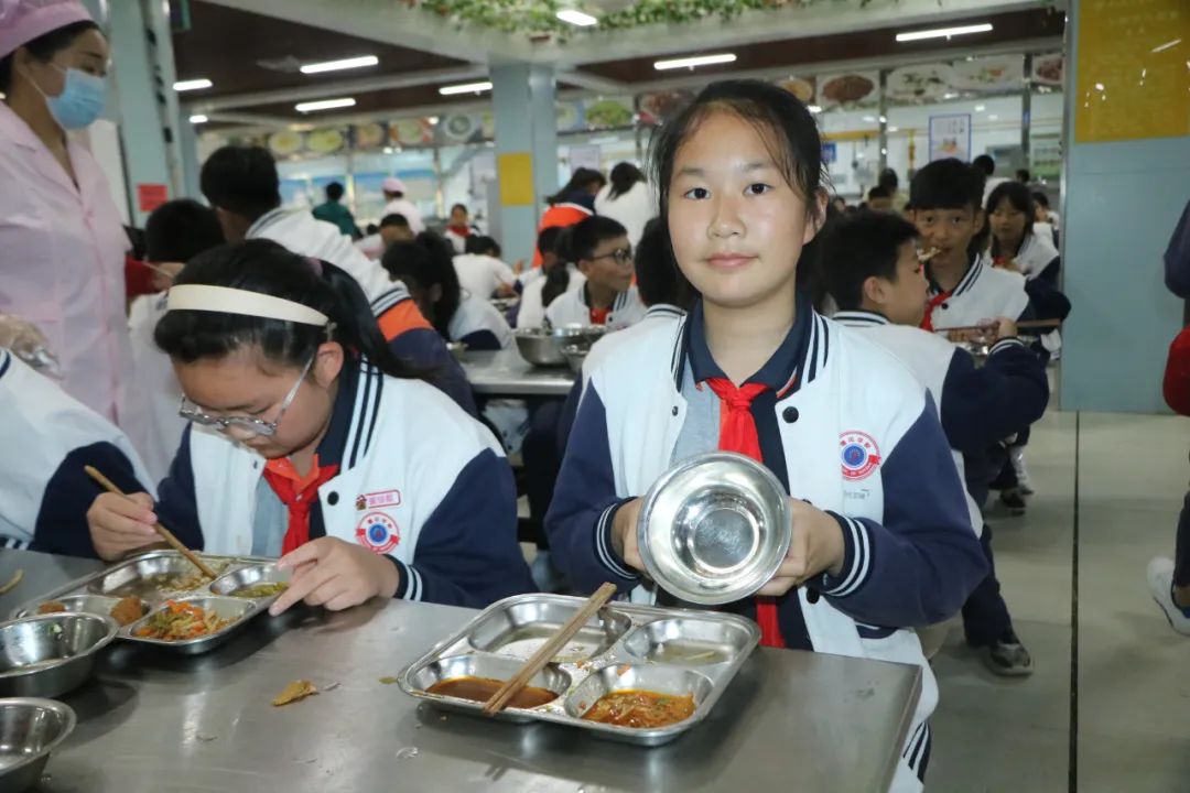 从我做起珍惜一粥一饭用"光盘行动"致敬袁隆平爷爷潜江德风学校的少先