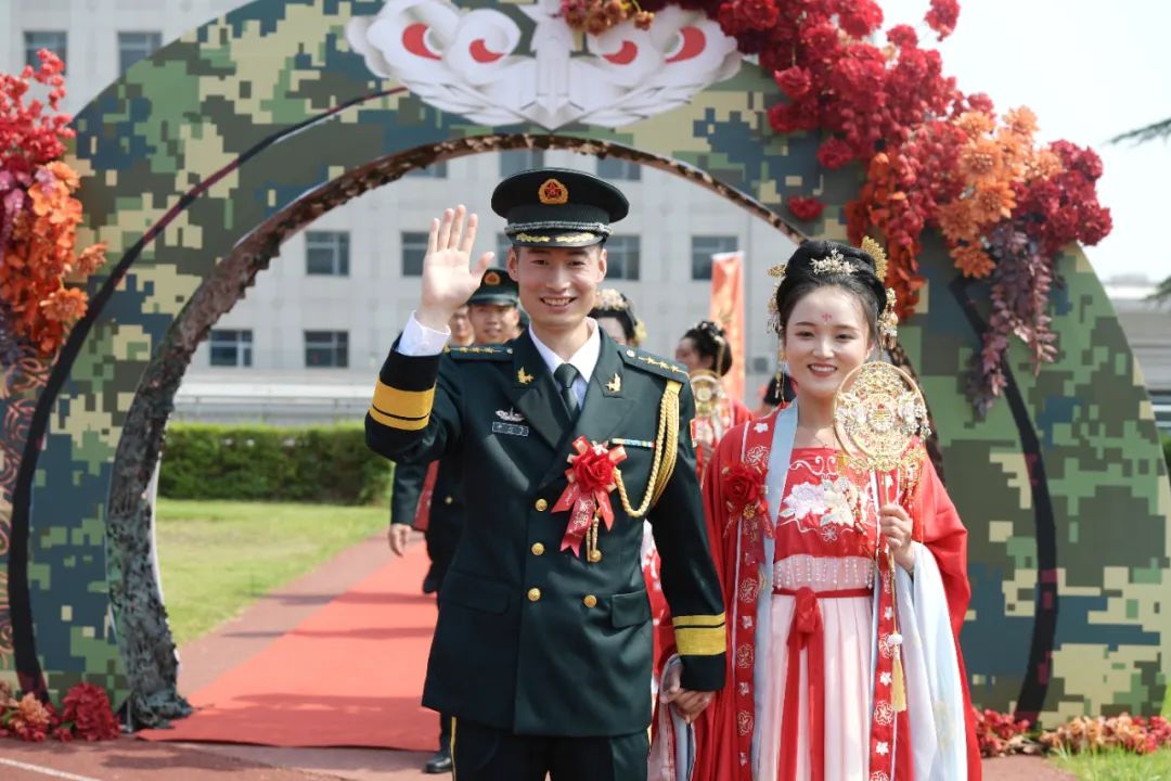 步入婚礼现场在父母和战友的祝福中身着军装和中式嫁衣的新人才能向