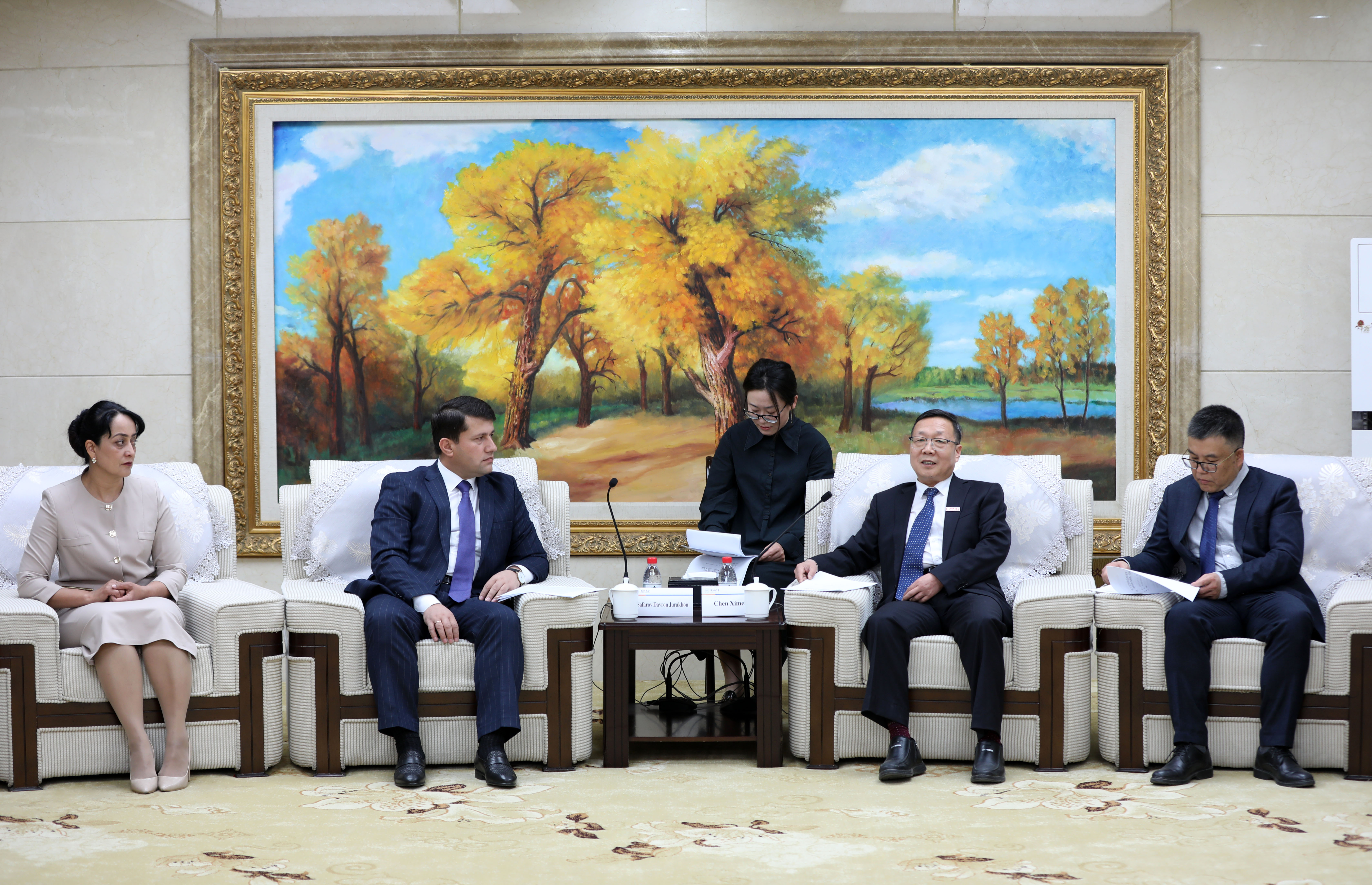 学校领导会见塔吉克斯坦总统行政学院代表团_澎湃号·政务_澎湃新闻