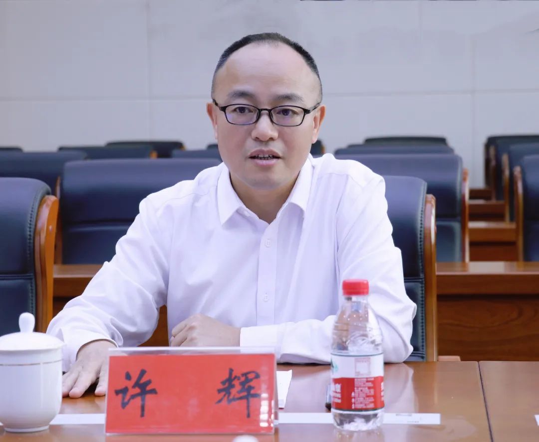 座谈会上,许辉对拉巴卓玛一行的到来表示热烈欢迎,并简要介绍了云溪区