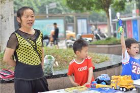 “关爱留守雏鹰 携手展翅高飞”儿童跳蚤市场爱心义卖活动开展