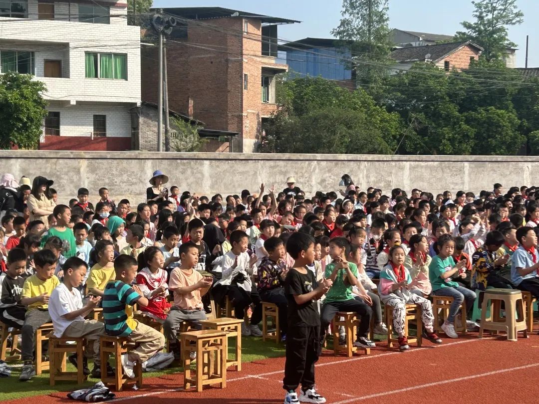 牡丹向阳开,垫法护未来4|垫江法院开展防校园欺凌进校园宣传活动