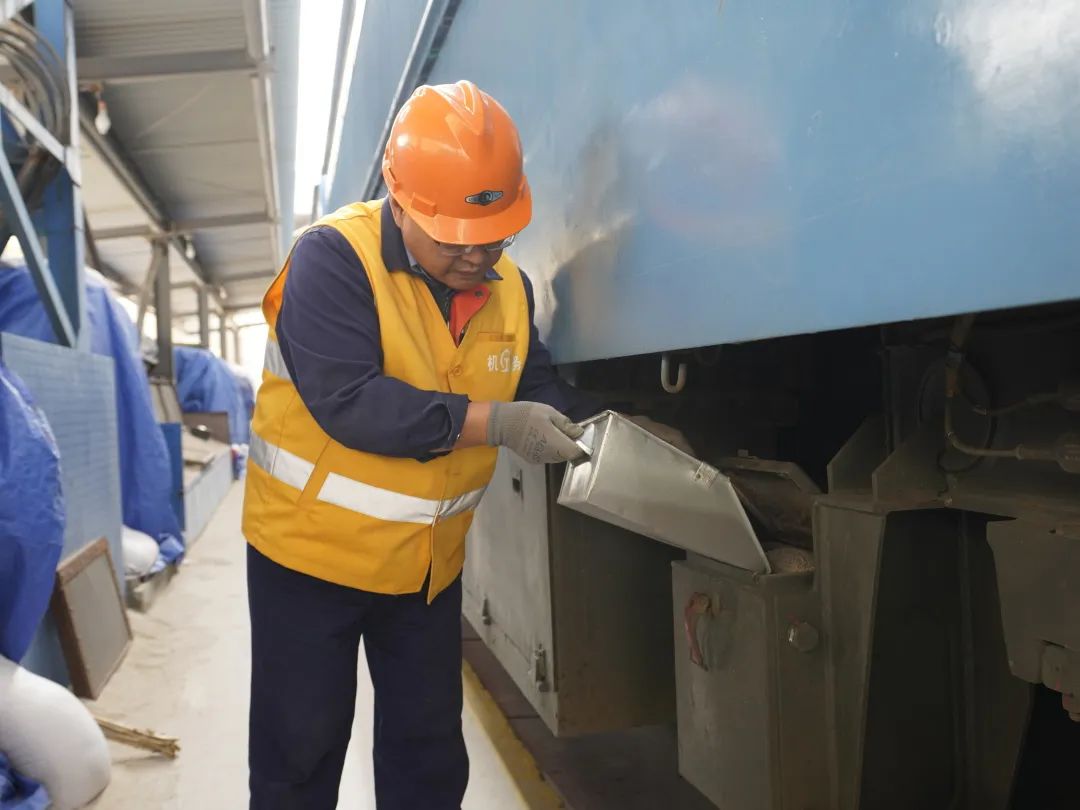 人员先要查看内燃机车到达加油点后内燃机车同样也需要汽车需要加油上