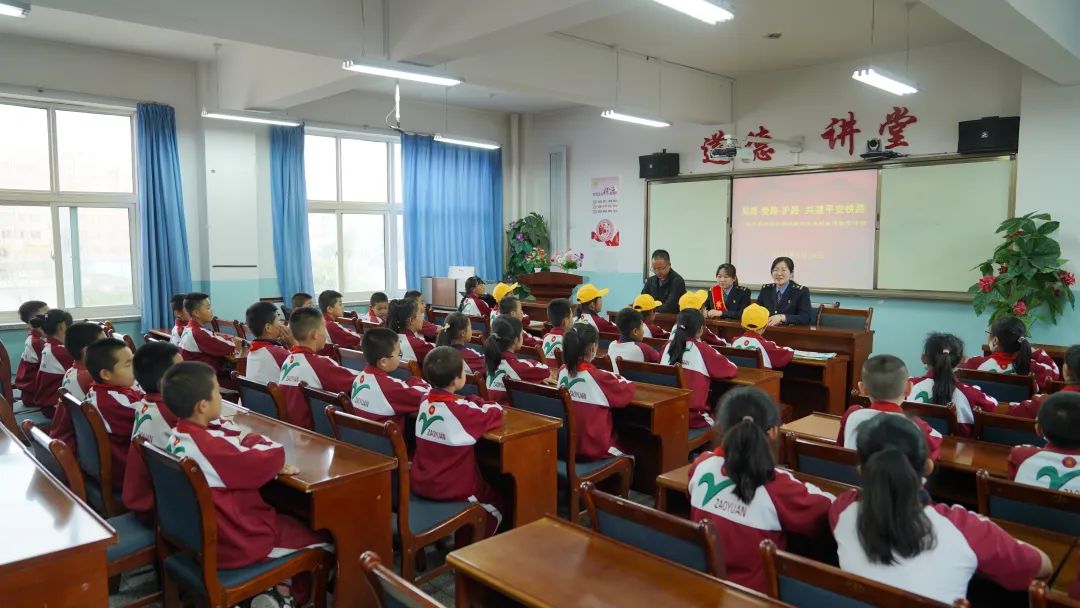 志愿者通过开展爱路护路宣传活动武威市南园学校,枣园小学等6所学校