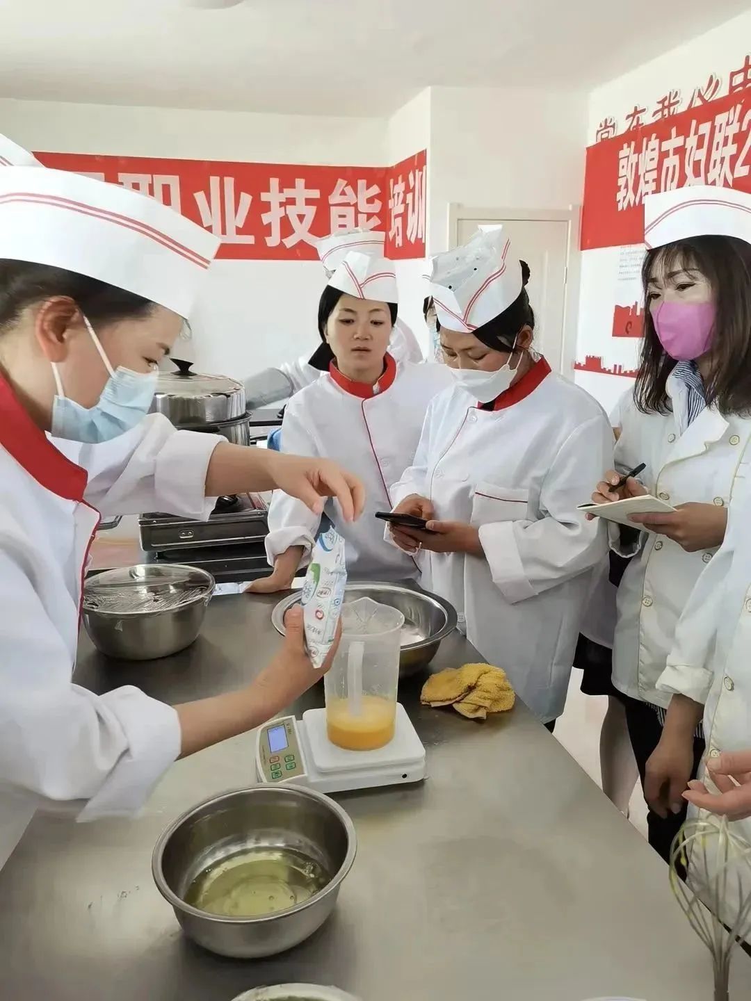 敦煌市妇联2023年劳务品牌培训(中式面点师)第一期顺利结业_澎湃号