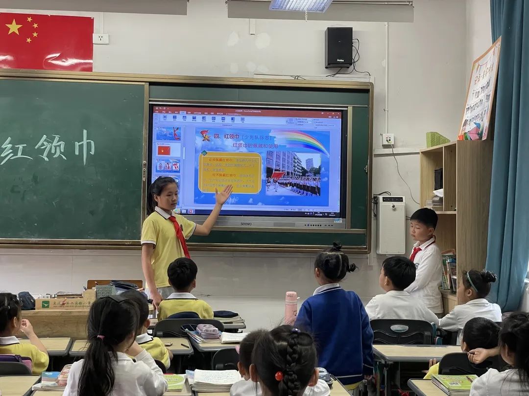 少先队员入队仪式作文_实验二小红领巾激励我成长入队仪式_红领巾佩戴仪式流程