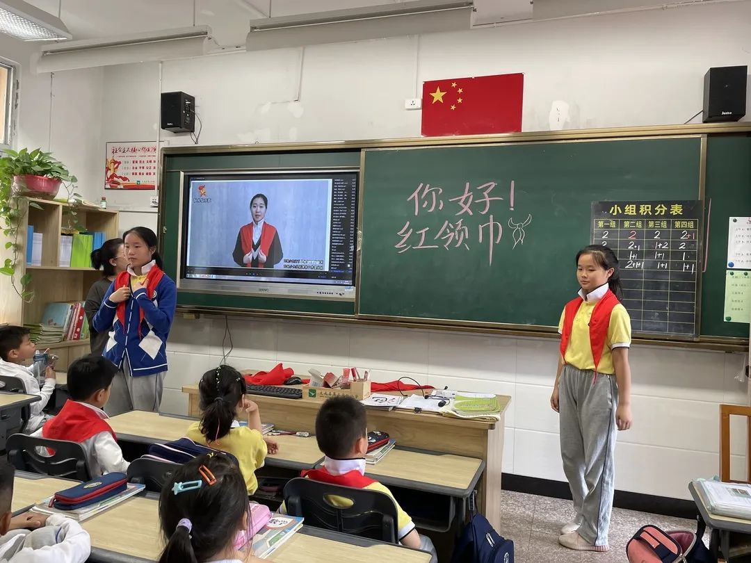 少先队员入队仪式作文_实验二小红领巾激励我成长入队仪式_红领巾佩戴仪式流程