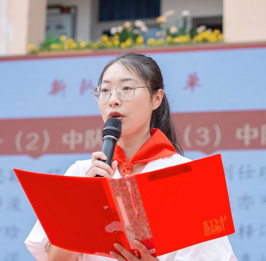 少先队员入队仪式作文_实验二小红领巾激励我成长入队仪式_红领巾佩戴仪式流程