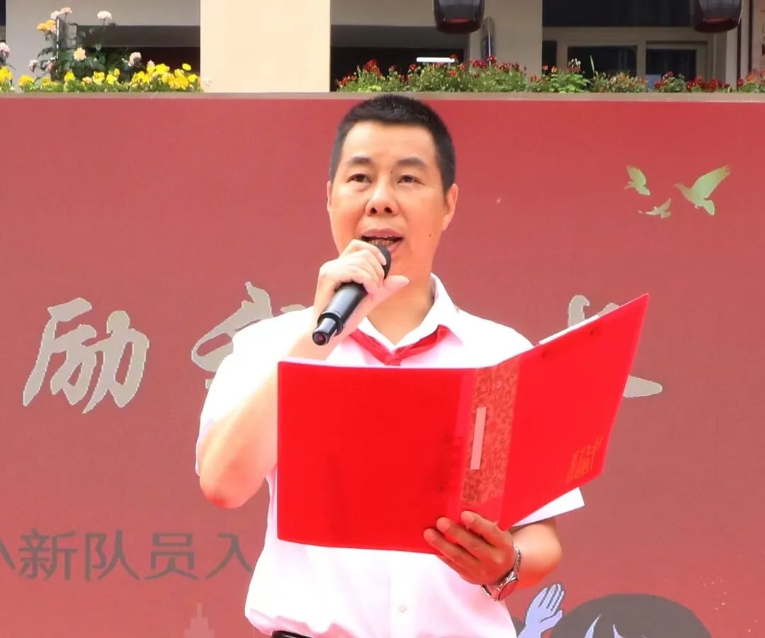 实验二小红领巾激励我成长入队仪式_少先队员入队仪式作文_红领巾佩戴仪式流程