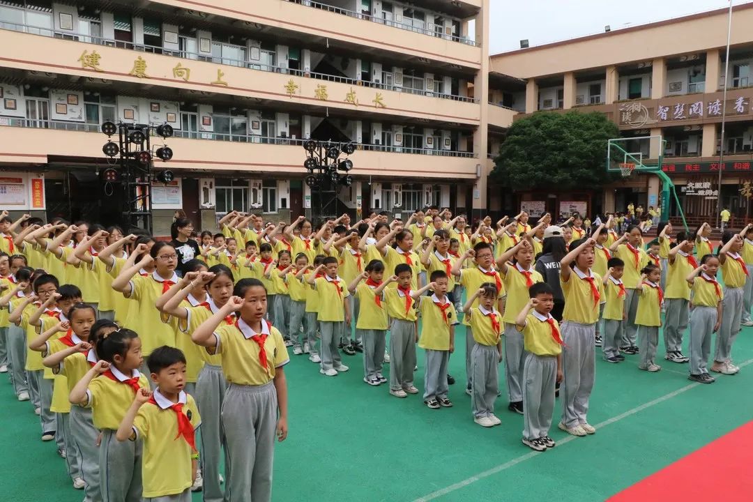 红领巾佩戴仪式流程_实验二小红领巾激励我成长入队仪式_少先队员入队仪式作文