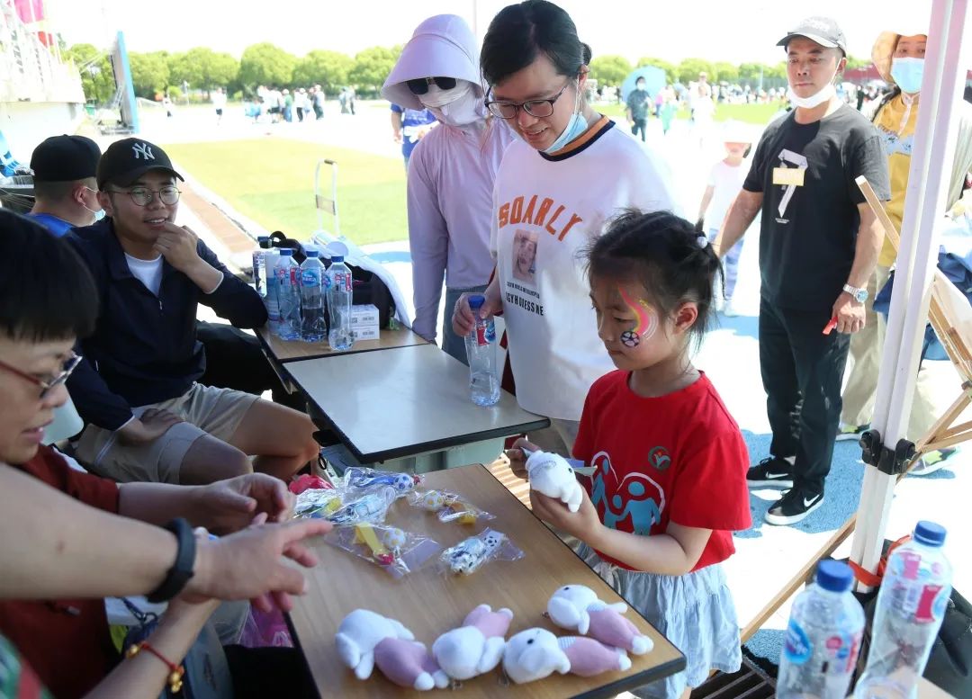溢出屏幕的欢乐！今天金山的这场亲子嘉年华，你参加了吗？_澎湃号·政务_澎湃新闻-The Paper