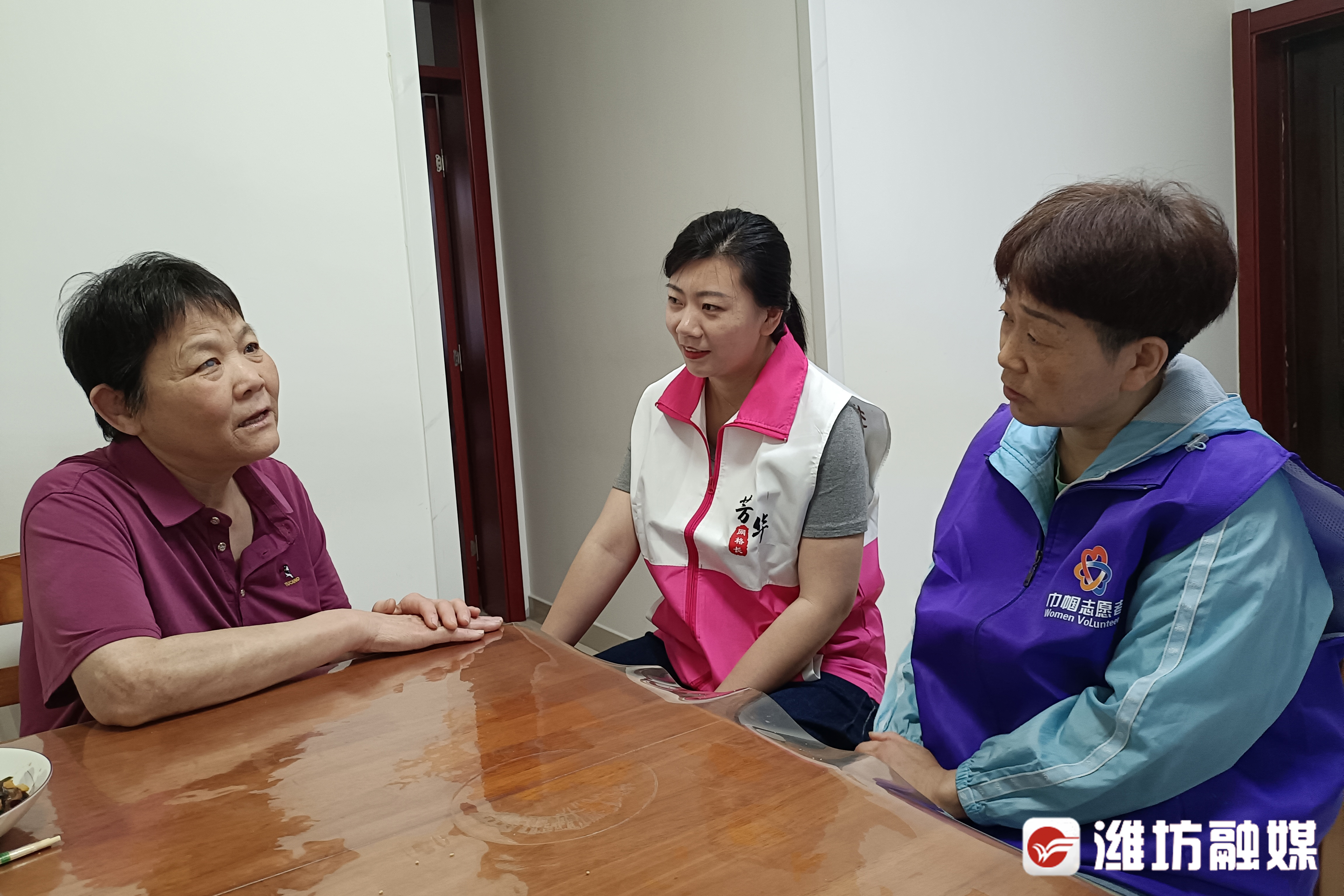 "队长徐洪芳告诉记者,"湾嫂"志愿服务调解队成立于今年3月份,从一开始