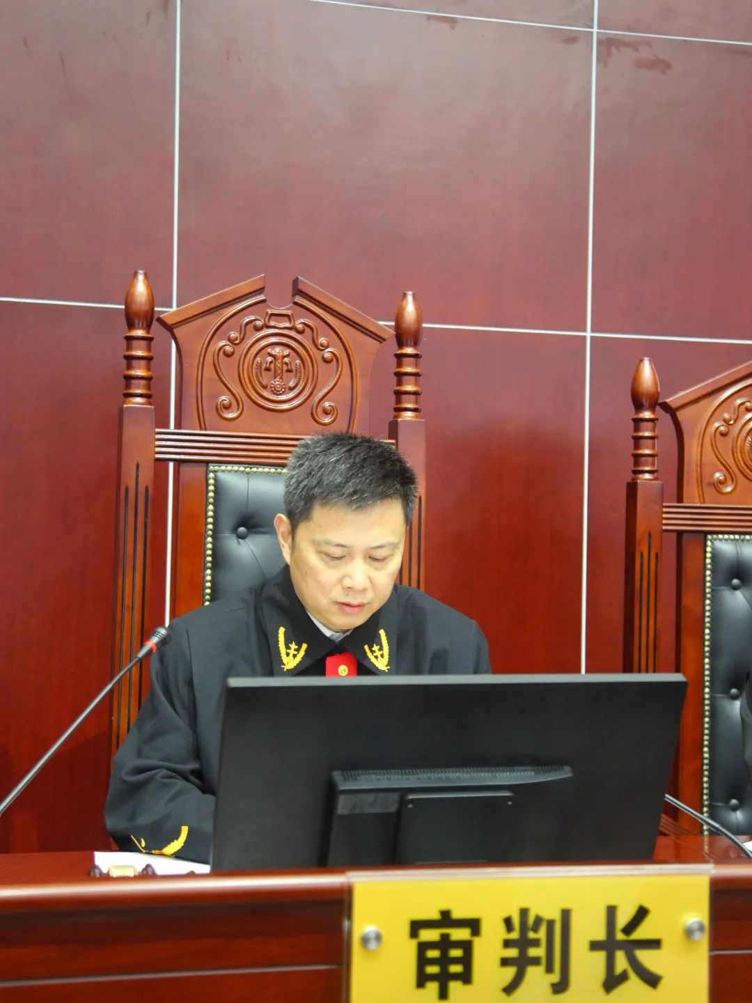 黄石中院院长刘恒明担任审判长开庭审理一起重大刑事案件