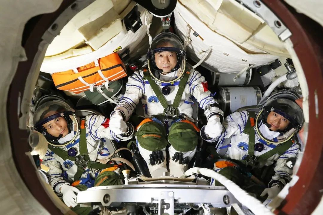 3名航天员都是博士_神舟十号航天员出征仪式_神舟十号航天员出征
