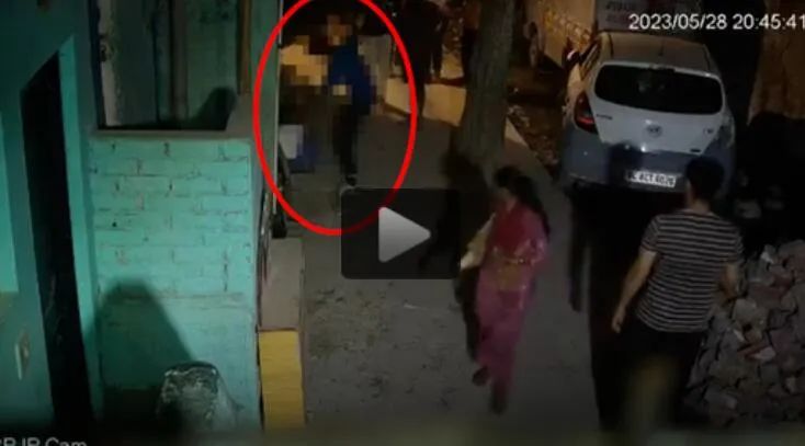 印度16岁女孩被当街刺死，路过数十人竟无一施救