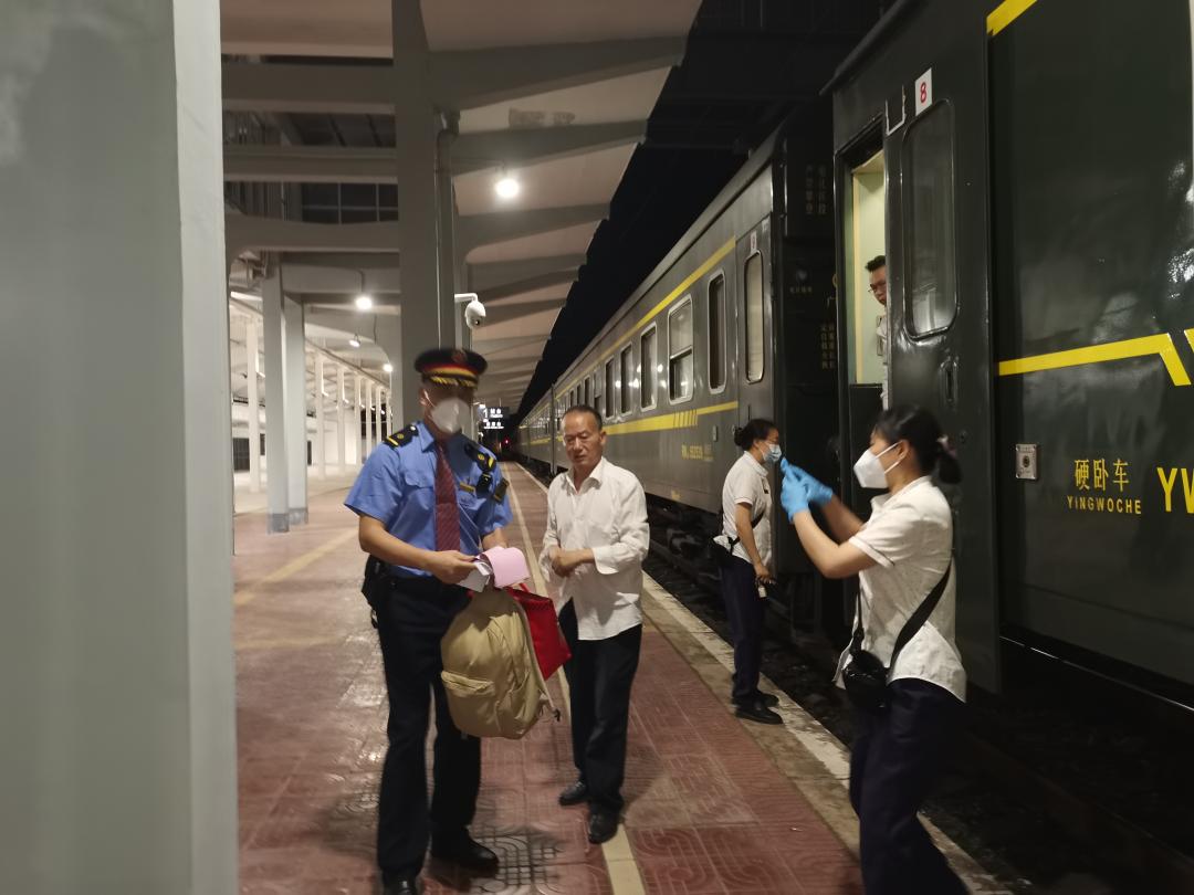 t8302次列车原计划在21时59分通过源潭站,不办理客运业务,此时距离