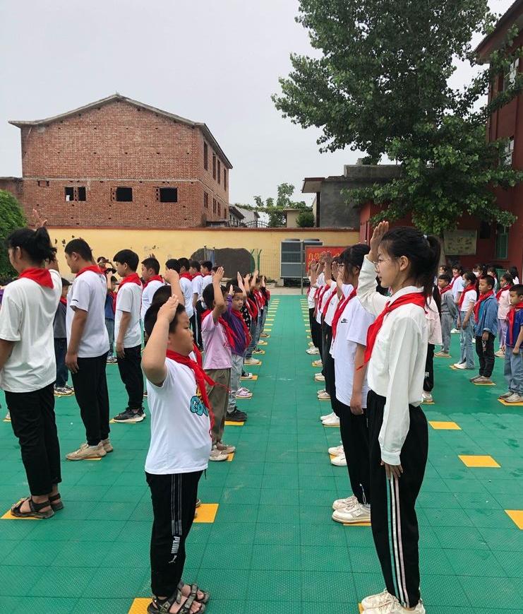 本地宣传少年有梦领巾飞扬马村中心小学聊村学校举行少先队入队仪式