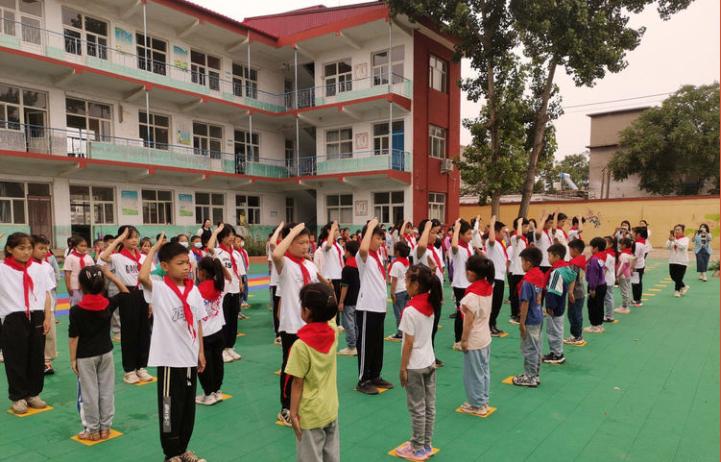 本地宣传少年有梦领巾飞扬马村中心小学聊村学校举行少先队入队仪式