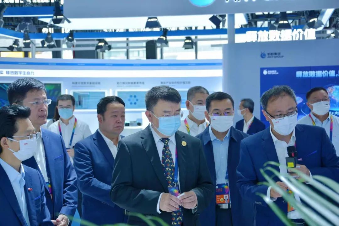 王海波出席贵阳数博会并调研大数据国家工程研究中心