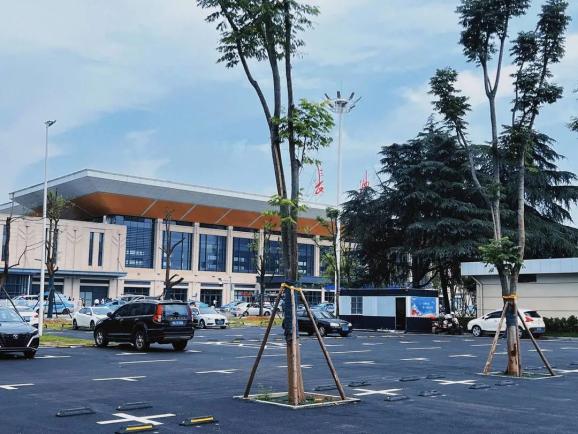 锦泰广场恢复亮化:点亮市民幸福生活,照亮旅客平安之路