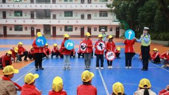 重庆交巡警“六一”进校园开展交通安全宣传