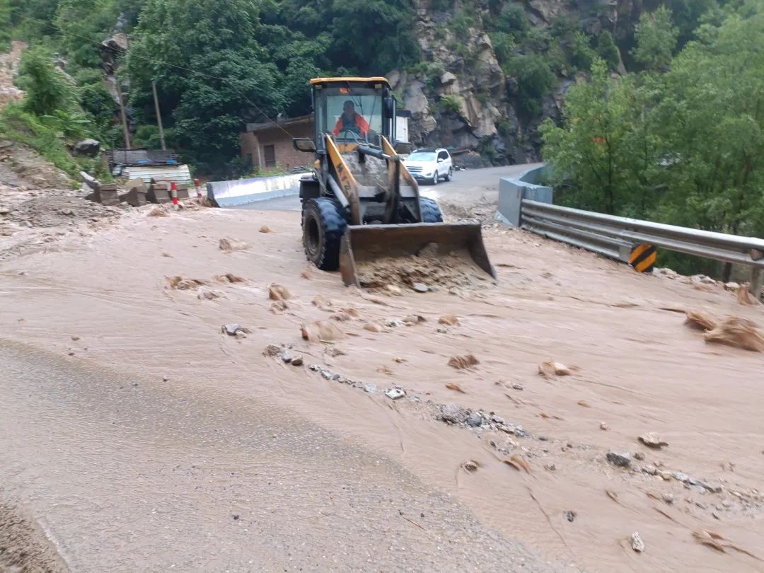 市华阳山区河水暴涨,242国道k1252 700-k1269 750区间十余处发生落石