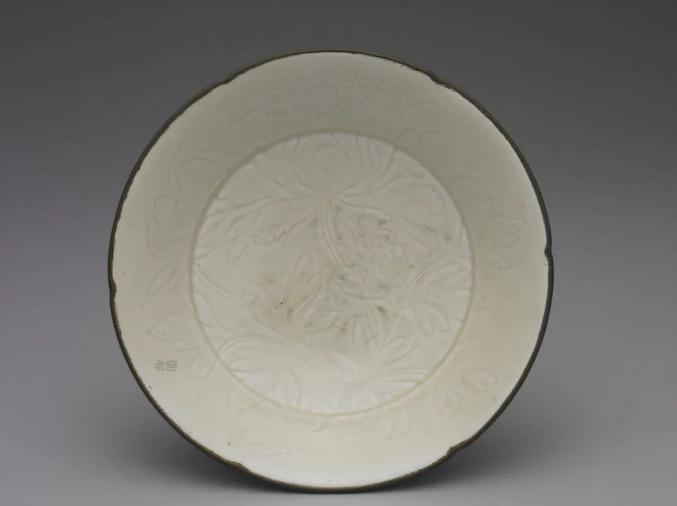 定窯白磁皿 金閣】中国美術 白磁 定窯 陰刻花紋 盤 φ21cm 仕服 旧家蔵出(ZD829)