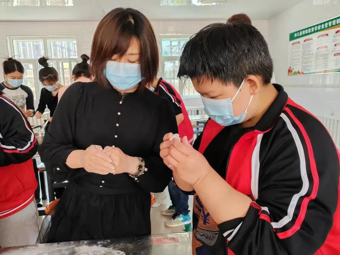 【少年儿童心向党 童心聚力向未来】林口县妇联走进县特殊教育学校