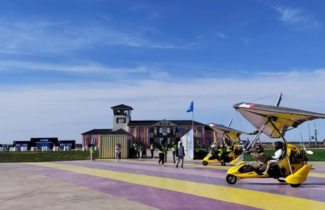 中国特技飞行第一人赵伟驾驶xa42飞机飞上蓝天,在空中上演桶滚飞