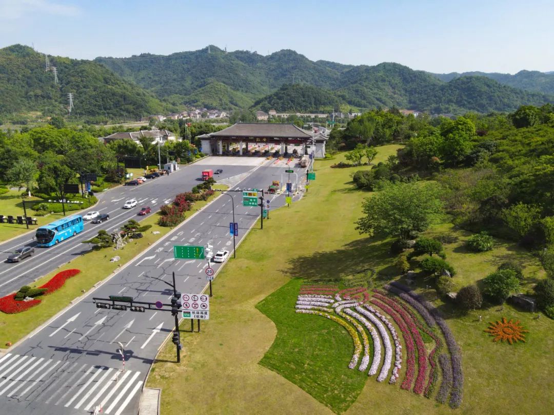 临安入城口以"陌上锦门·钱王古韵"为主题,通过对入城口沿线景观节点