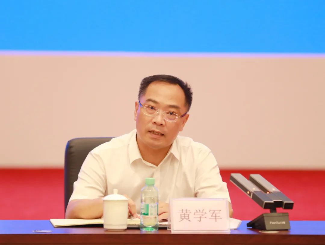 黄学军主持会议北投集团党委副书记,副董事长,总经理黄学军主持会议并