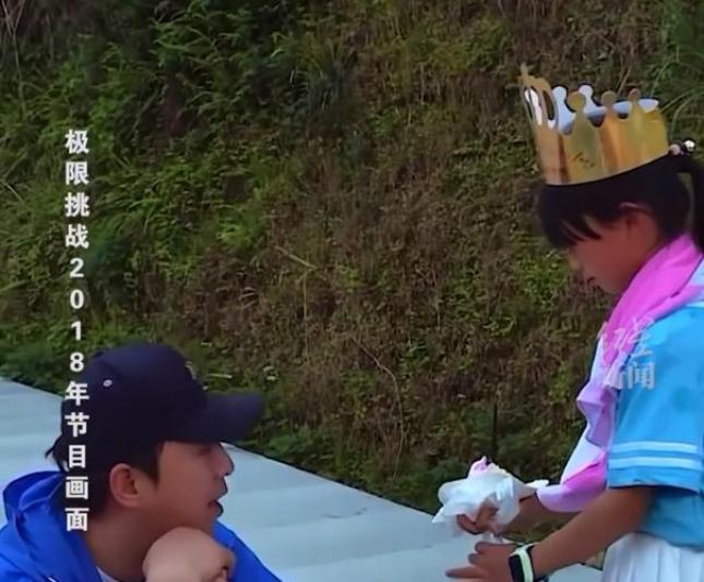 大学生贫困资助申请表_资助广西的贫困学生_黄渤谈贫困女孩争议