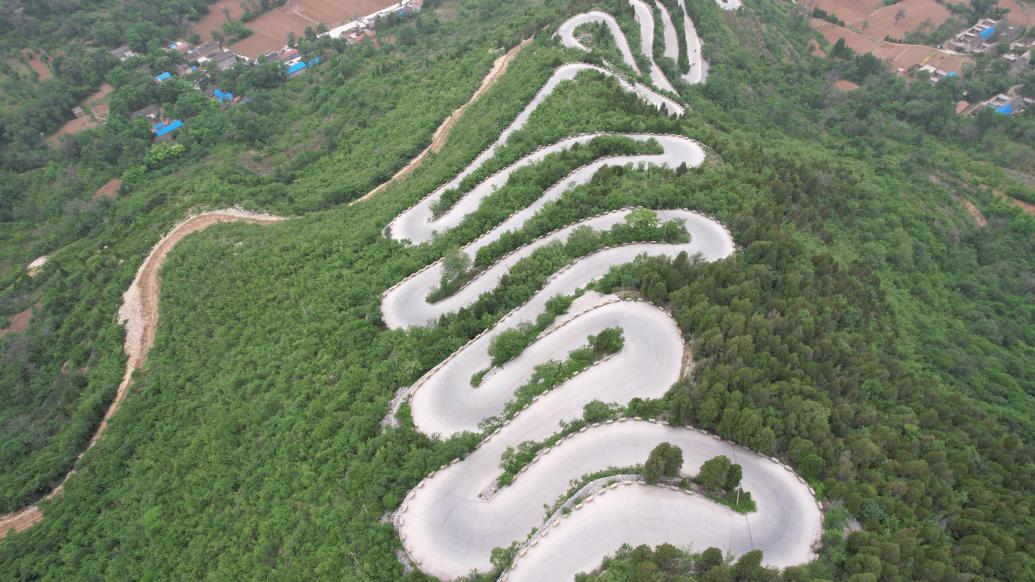 河南林州：乡村旅游公路美如画