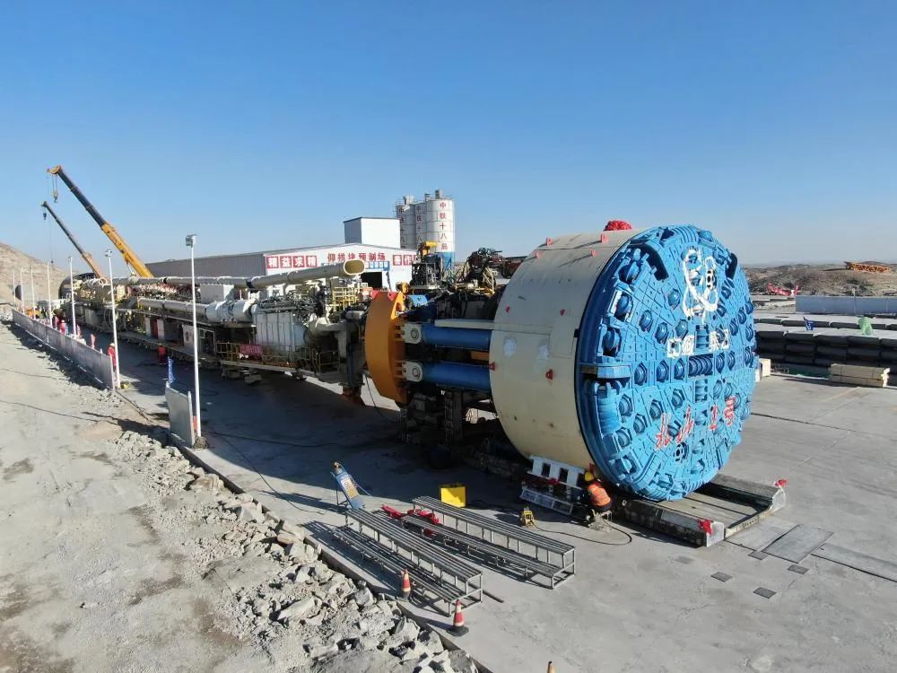 由我国自主研制的首台大坡度硬岩螺旋隧道掘进机"北山1号",日前在中国