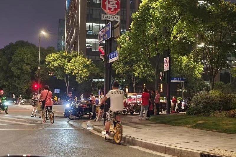 夜间护考助力考生筑梦,这群人在行动!_澎湃号·政务_澎湃新闻-The Paper