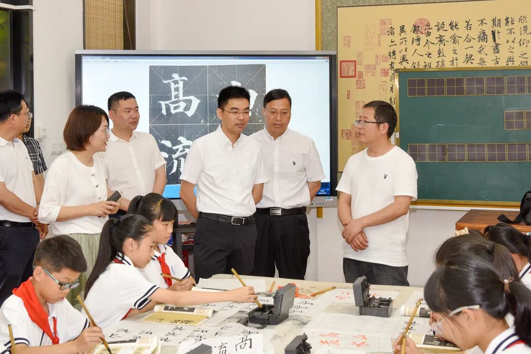 在城关三合潭小学和陈屿中心小学,周阳参观了校园环境,详细了解了校园