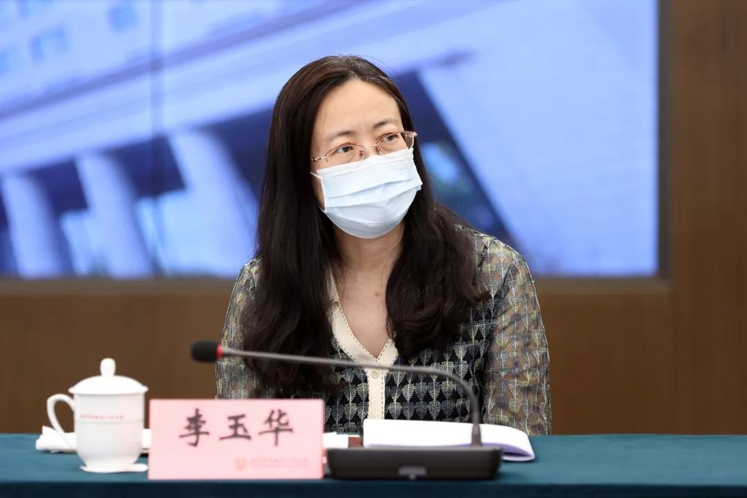 座谈会上,西城法院党组成员,政治部主任赵莹,东城法院副院长芦超