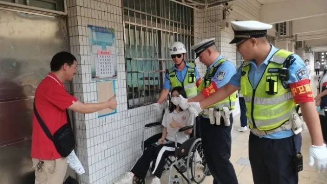 考生玩抖音迟到高考_温迟到考生被拒门外_考生迟到跑掉拖鞋