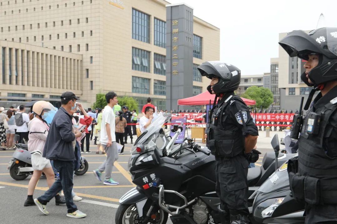 高考期间,徐州交警累计出动警力5000余人次,设立交警服务点85处,提供