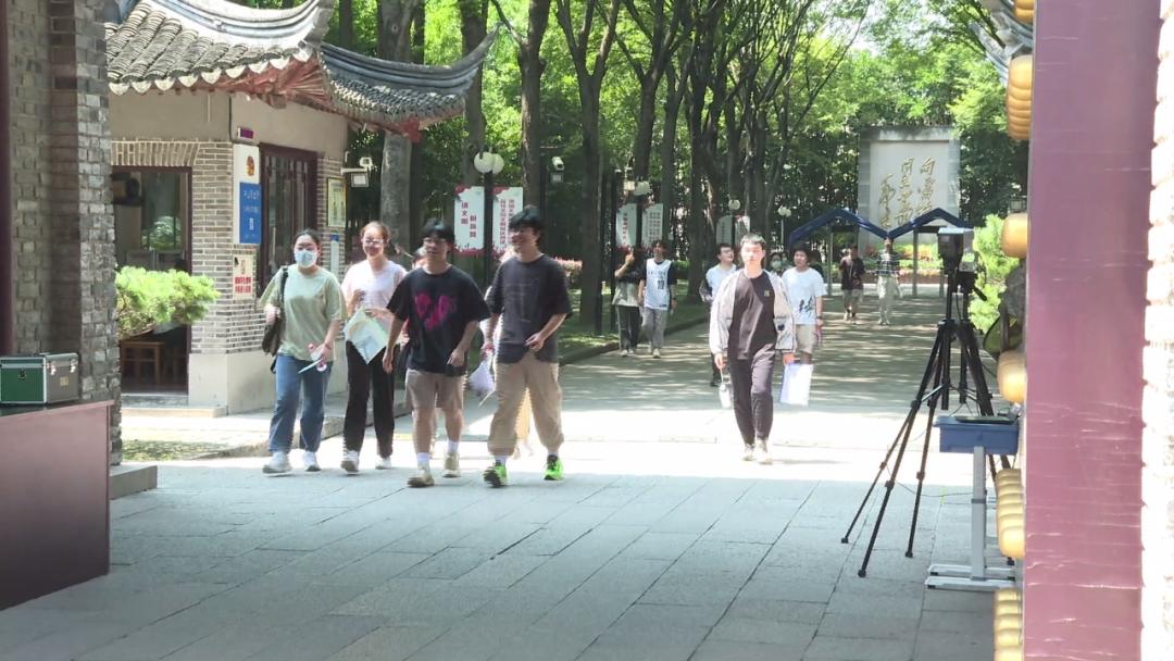怎么查高考考生考场_高考第一个走出考场的人_一考生开心出考场