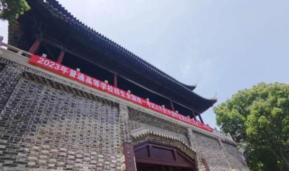 怎么查高考考生考场_一考生开心出考场_高考第一个走出考场的人