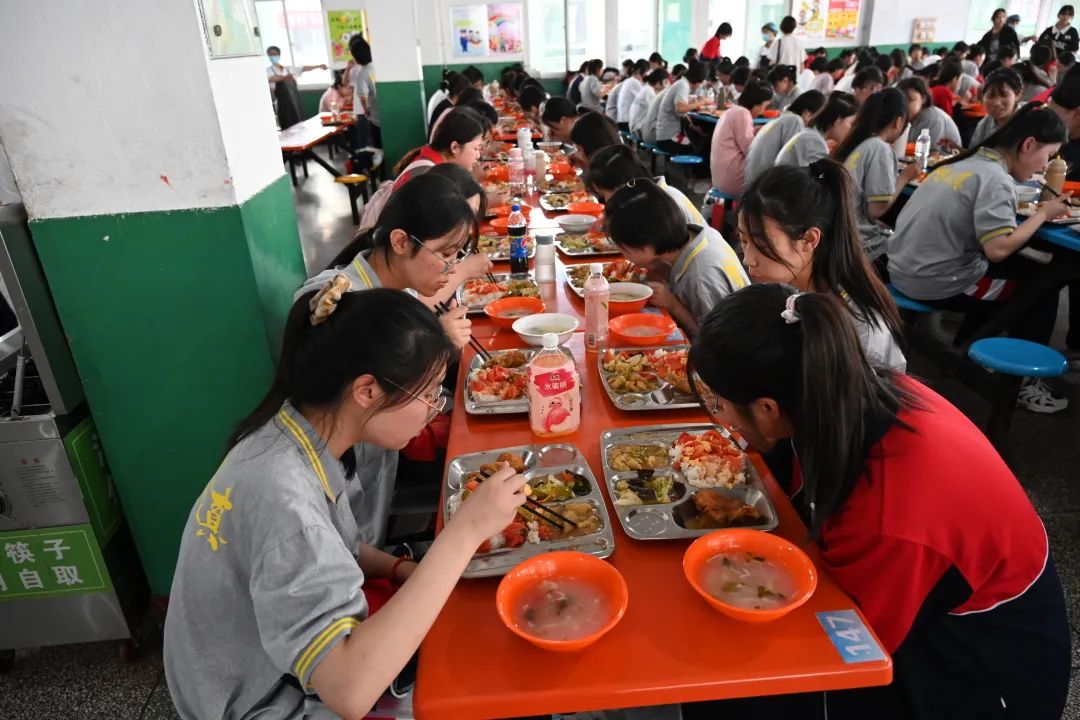 二中由于学生需要乘车返校吃饭为了节约时间,让考生好好休息食堂工作