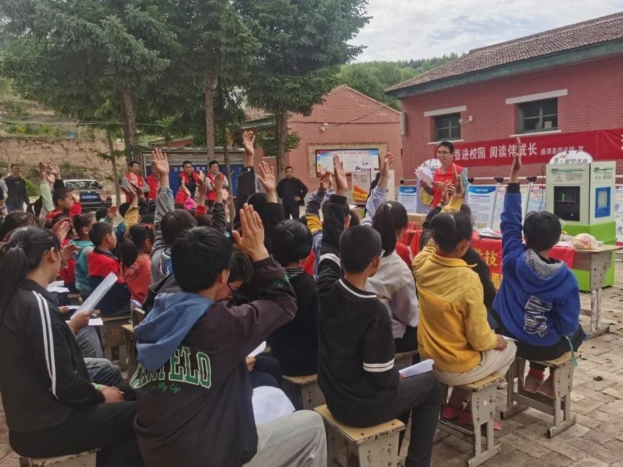连日来,由县科协,县图书馆联合举办的"科技 阅读"百校行活动先后走进
