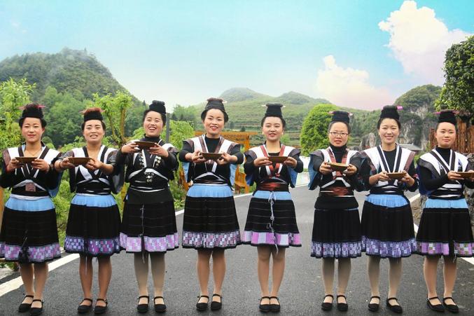 大方水花酒以本地优质大米为原料,辅以蜂蜜等配料,经发酵,过滤,包装而