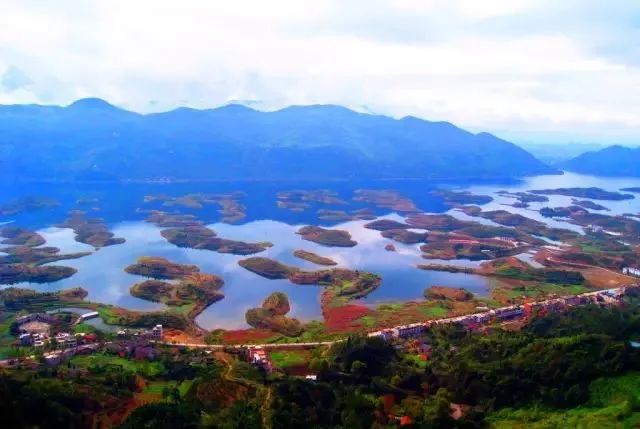 湖水清彻见底坐着小船可游览六个岛屿其中有观音洞和野人岛当你游览