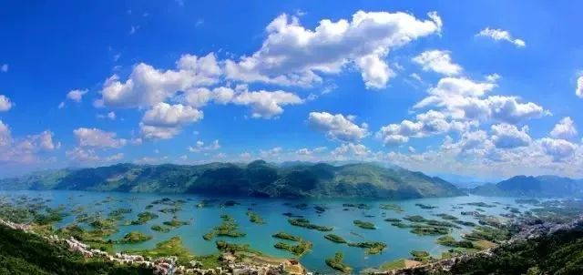 湖水清彻见底坐着小船可游览六个岛屿其中有观音洞和野人岛当你游览