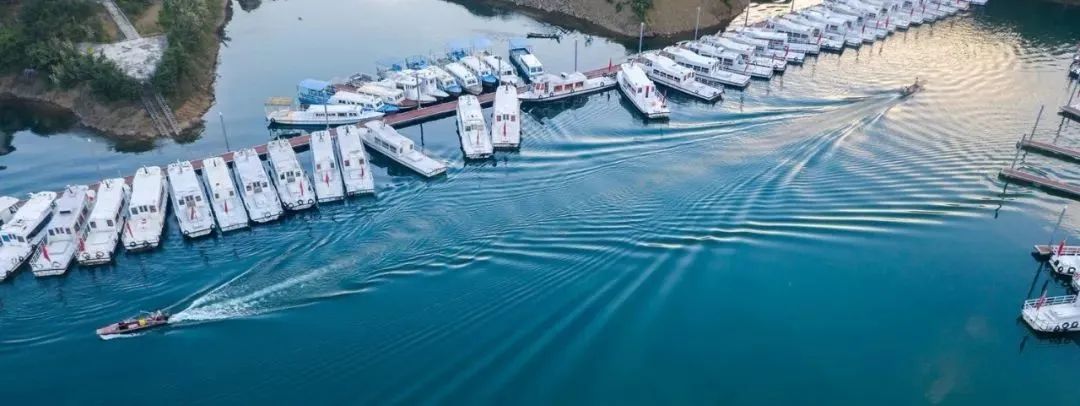 湖水清彻见底坐着小船可游览六个岛屿其中有观音洞和野人岛当你游览